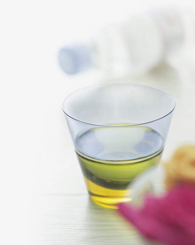 无人,竖图,俯视,室内,白天,水,地板,杯子,朦胧,模糊,液体,塑料,地面,一杯,饮用水,木地板,瓶子,塑料制品,矿泉水,塑料瓶,塑料杯,蒸馏水,彩图,高角度拍摄