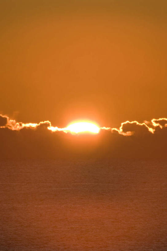 无人,竖图,室外,白天,仰视,旅游,度假,日出,海浪,海洋,美景,太阳,日本,亚洲,地平线,景观,浪花,辽阔,地面,朝霞,晨曦,黎明,娱乐,天空,阳光,自然,海水,天,享受,休闲,景色,放松,一望无际,自然风光,延伸,海景,东亚,本州,本州岛,日本国,近畿地方,天地相交,近畿,滋贺,滋贺县,大洗町,大海,风浪,海,涌浪,朝阳,彩图,低角度拍摄,破晓