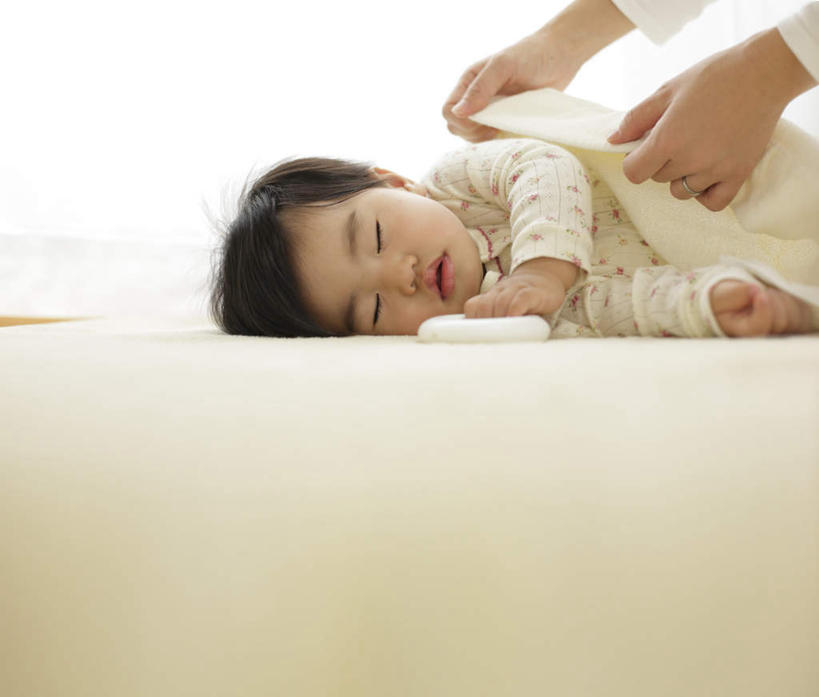 东方人,婴儿,儿童,两个人,家庭,母亲,躺,闭眼,睡,横图,室内,白天,侧面,游戏,纯洁,窗户,窗帘,床,玩具,亚洲,握,朦胧,模糊,装饰,毯子,玩,黄种人,娱乐,玻璃窗,一个,小孩,白色,帘子,休闲,温暖,温馨,一家人,遮阳,可爱,母爱,童年,童趣,益智,握着,活泼,单个,活动,盖,华丽,修饰,点缀,和睦,发泄,消遣,智力,宝宝,童真,纯真,烂漫,无邪,宣泄,衬托,美观,雅致,雅观,母婴,卧着,伶俐,天真,年轻女性,女人,女性,亚洲人,孩子,年轻人,闭眼睛,闭着眼,闭着眼睛,困,困觉,寝息,睡觉,躺着,玩耍,卧,嬉戏,半身,彩图,融洽