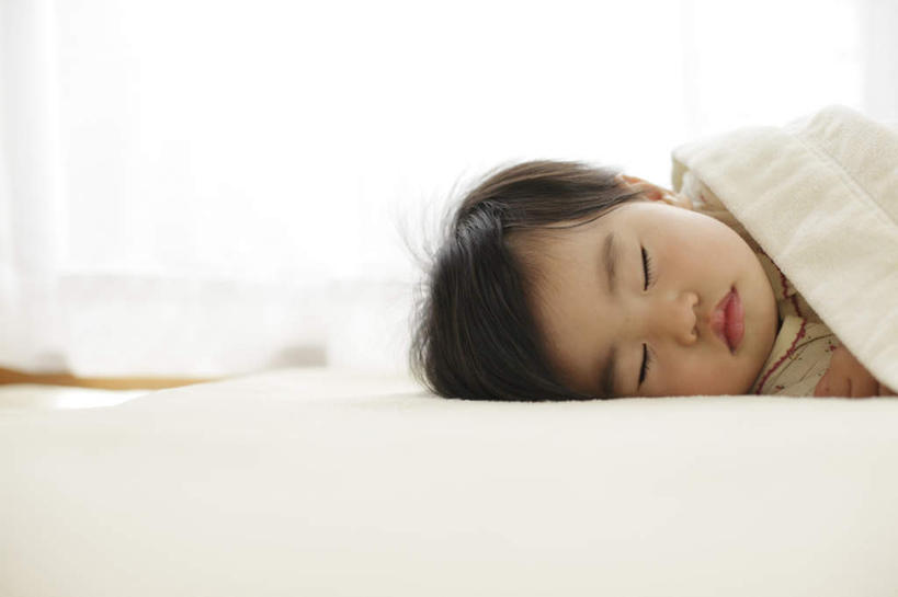 东方人,婴儿,儿童,脸,头,脸颊,一个人,躺,闭眼,睡,横图,室内,特写,白天,侧面,纯洁,窗户,窗帘,床,亚洲,仅一个人,朦胧,模糊,装饰,黄种人,被子,肩膀,玻璃窗,小孩,帘子,遮阳,可爱,活泼,盖,华丽,修饰,点缀,宝宝,盖着,纯真,烂漫,无邪,衬托,美观,雅致,雅观,卧着,伶俐,天真,亚洲人,孩子,头部,脸部,脸蛋,面部,闭眼睛,闭着眼,闭着眼睛,困,困觉,寝息,睡觉,躺着,卧,半身,彩图