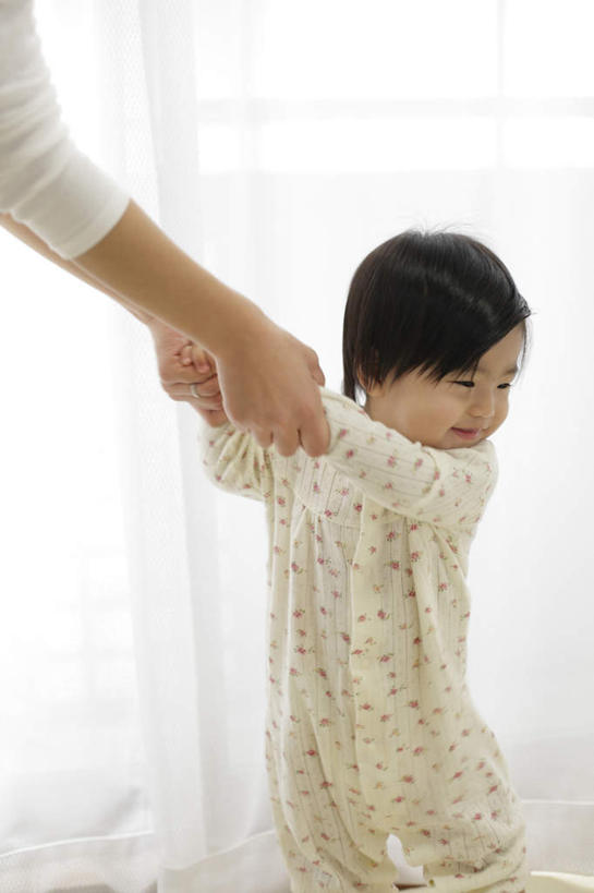 东方人,婴儿,儿童,手,两个人,家庭,母亲,走,笑,微笑,露齿笑,竖图,室内,白天,正面,纯洁,窗户,窗帘,落地窗,亚洲,双手,握,服装,装饰,扭头,注视,休闲装,黄种人,玻璃窗,小孩,衣服,帘子,观察,看,转头,休闲,温暖,温馨,一家人,手部,休闲服,遮阳,可爱,母爱,童年,童趣,握着,服饰,活泼,观看,华丽,修饰,点缀,和睦,察看,关注,宝宝,童真,纯真,烂漫,无邪,衬托,美观,雅致,雅观,母婴,伶俐,天真,年轻女性,女人,女性,亚洲人,孩子,年轻人,步行,散步,走路,半身,彩图,融洽