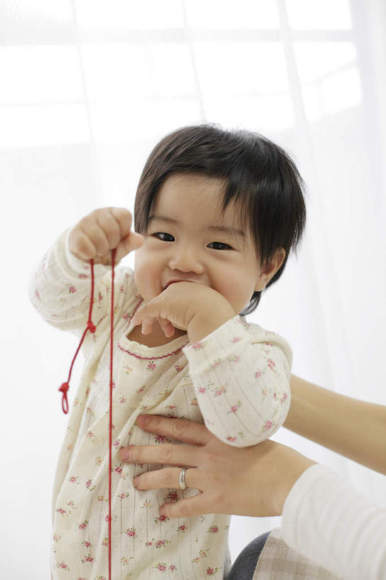 东方人,婴儿,儿童,手,两个人,家庭,母亲,竖图,室内,白天,正面,爱情,纯洁,窗户,窗帘,亚洲,一根,戴,握,咬,服装,装饰,浪漫,拿,拿着,注视,休闲装,黄种人,玻璃窗,装饰品,小孩,衣服,红色,帘子,戒指,绳子,饰品,首饰,观察,看,休闲,温暖,温馨,一家人,休闲服,遮阳,恩爱,可爱,母爱,童年,童趣,握着,服饰,活泼,观看,绳索,华丽,修饰,信物,点缀,手背,戴着,咬着,和睦,察看,搂着,权利,关注,宝宝,童真,纯真,烂漫,无邪,衬托,美观,雅致,雅观,手饰,母婴,伶俐,天真,年轻女性,女人,女性,亚洲人,孩子,年轻人,搂,半身,彩图,融洽