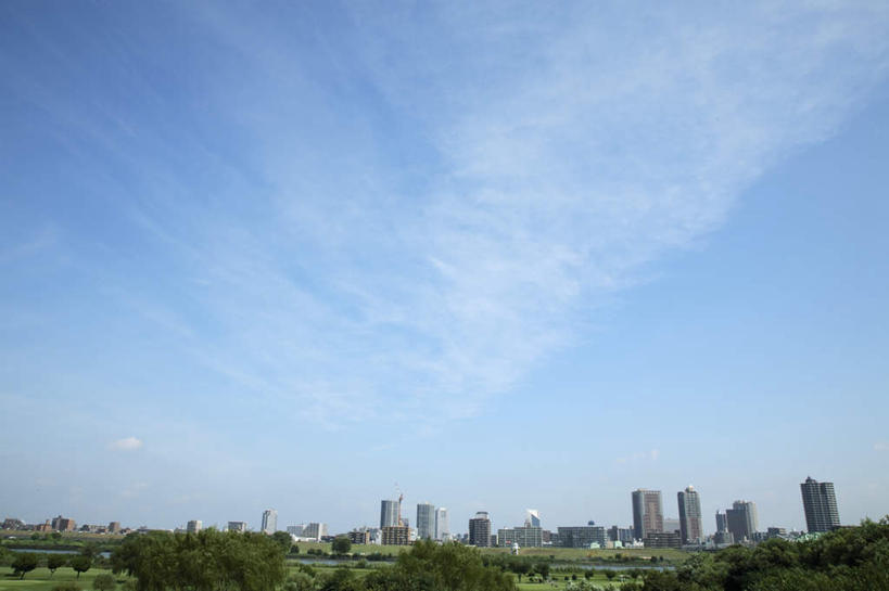 无人,高楼大厦,横图,室外,白天,仰视,度假,湖,湖泊,美景,树林,水,植物,城市风光,城市,大厦,建筑,摩天大楼,汽车,东京,日本,亚洲,湖面,景观,水流,水面,云,云朵,建筑群,云彩,娱乐,建设,车,树,树木,蓝色,绿色,白云,蓝天,天空,自然,交通工具,轿车,湖水,天,享受,休闲,景色,放松,生长,晴朗,成长,东亚,本州,关东地方,本州岛,日本国,东京都,晴空,彩图,低角度拍摄,大楼,高层建筑,高楼,摩天楼