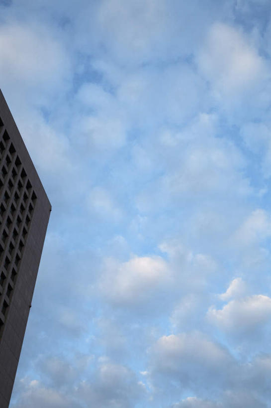 无人,高楼大厦,竖图,室外,白天,仰视,度假,美景,城市风光,城市,大厦,建筑,摩天大楼,东京,日本,亚洲,一排,许多,阴影,整齐,光线,格子,影子,景观,云,云朵,云彩,娱乐,建设,排列,蓝色,白云,蓝天,天空,阳光,天,享受,休闲,景色,放松,队列,东亚,本州,关东地方,本州岛,日本国,东京都,彩图,低角度拍摄,大楼,高层建筑,高楼,摩天楼