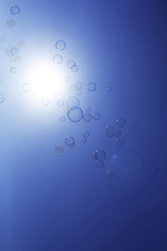 无人,竖图,室外,白天,仰视,化妆,美容,旅游,度假,美景,护肤,阴影,光线,肥皂泡,影子,景观,云,云朵,云彩,娱乐,蓝色,白云,蓝天,天空,阳光,自然,化妆品,肥皂,香皂,日用品,洗浴用品,天,清洁,保养,享受,休闲,景色,放松,保健,晴朗,护肤品,自然风光,舒缓,养颜,去污,紧肤,嫩肤,晴空,洗涤,彩图,低角度拍摄