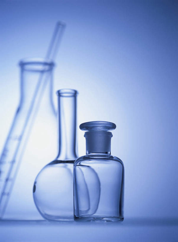 无人,竖图,室内,特写,白天,正面,实验,仪器,静物,蓝色背景,朦胧,模糊,研究,透明,分析,化学,测试,烧瓶,试剂瓶,锥形瓶,玻璃制品,玻璃棒,玻璃瓶,瓶子,搅拌,四个,器皿,摄影,影棚,玻璃仪器,试验耗材,实验用品,三角烧瓶,依氏烧瓶,锥形烧瓶,引流,玻棒,彩图,影棚拍摄,拍摄