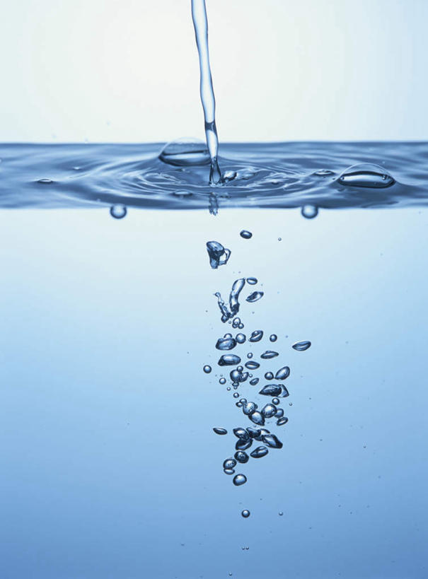 无人,竖图,室内,白天,正面,水,倒,阴影,波纹,飞溅,蓝色背景,溅,光线,液体,影子,水滴,水面,水珠,水纹,阳光,泡泡,波浪,摄影,影棚,喷洒,彩图,影棚拍摄,拍摄