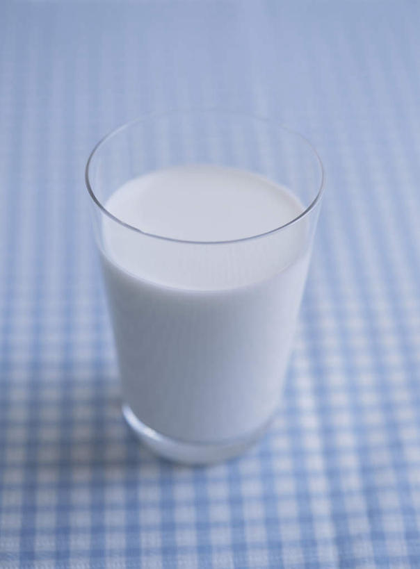 牛奶,无人,竖图,俯视,室内,特写,白天,杯子,阴影,朦胧,模糊,光线,布料,格子,图案,影子,饮品,一杯,营养,布纹,玻璃制品,桌布,饮料,白色,餐巾,水杯,台布,乳制品,奶,安神,玻璃杯,彩图,高角度拍摄