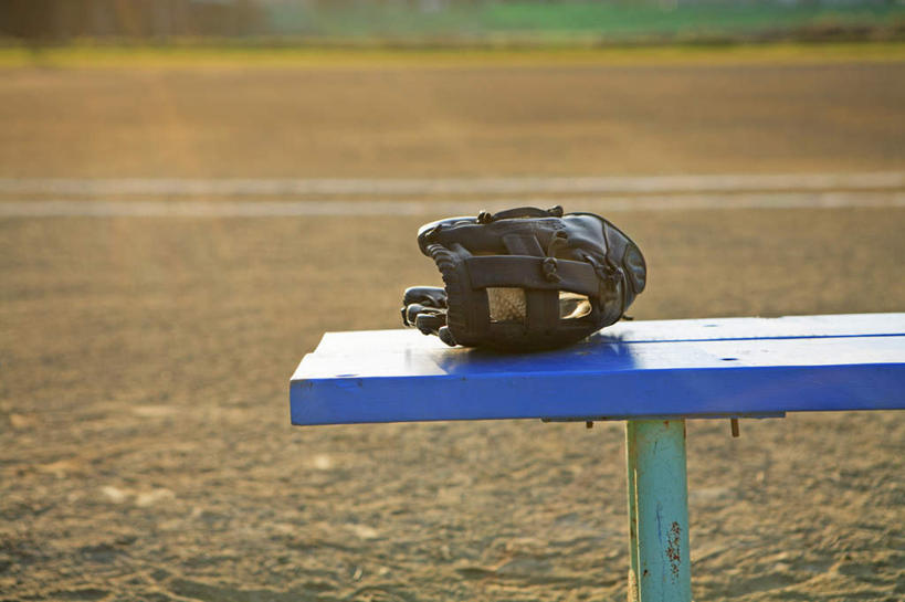 无人,运动场,横图,室外,白天,正面,旅游,度假,安全,棒球,垒球,椅子,阴影,朦胧,模糊,光线,棒球手套,影子,长椅,防护,娱乐,体育场,球,一个,阳光,手套,享受,休闲,放松,田径场,单个,彩图