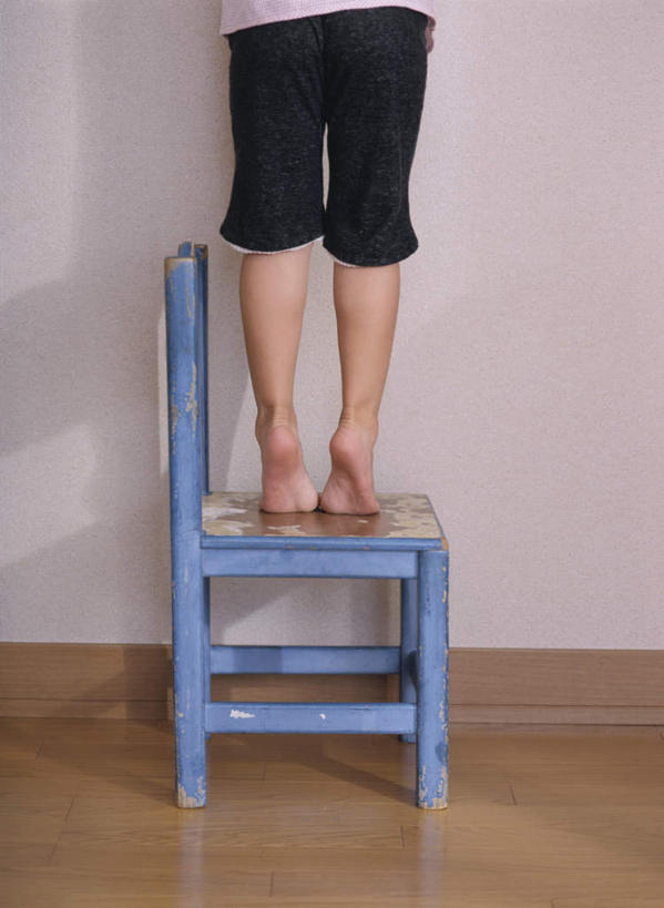 东方人,儿童,腿部,脚,脚趾,脚趾甲,腿,一个人,竖图,室内,白天,纯洁,地板,椅子,金属制品,亚洲,仅一个男性,仅一个人,一把,裤子,金属,墙,地面,黄种人,光脚,木地板,墙壁,墙面,小孩,背面,蓝色,黑色,仅一个小孩,赤脚,可爱,童年,童趣,中裤,踮,找,寻,童真,烂漫,无邪,踮着,天真,男孩,男人,男性,亚洲人,孩子,脚指甲,半身,彩图,男生