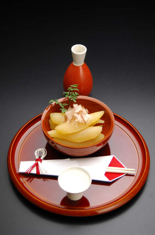 海鲜,清酒,无人,竖图,俯视,室内,白天,烹饪,筷子,餐具,托盘,一堆,一双,堆叠,堆积,灰色背景,肉,鱼肉,日本料理,料理,食品,酒类,文化,传统,水产,菜肴,美食,肉类,海洋生物,酒,酒瓶,食物,饮料,碗,日式料理,日式,摄影,佳肴,影棚,堆,礼节,鲱鱼,水生动物,海产品,礼仪,水生物,肉食,海底动物,进餐用具,烹调用具,彩图,高角度拍摄,影棚拍摄,拍摄