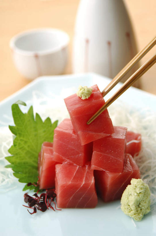 海鲜,芥末,无人,竖图,俯视,室内,特写,白天,烹饪,餐桌,桌子,杯子,餐具,叶子,一堆,许多,堆叠,堆积,朦胧,模糊,碟子,盘,陶瓷,肉,鱼肉,日本料理,料理,食品,绿叶,陶瓷制品,鲔鱼,水产,金枪鱼,菜肴,美食,肉类,海洋生物,酒瓶,食物,盘子,酒杯,瓶子,碟,日式料理,日式,嫩叶,摄影,佳肴,影棚,餐台,堆,吞拿鱼,水生动物,海产品,水生物,肉食,海底动物,山葵,泽山葵,溪山葵,芥子末,山嵛菜,芥辣粉,哇沙比,辣根,叶,叶片,彩图,高角度拍摄,影棚拍摄,拍摄