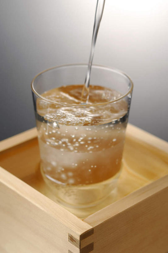 清酒,无人,竖图,俯视,室内,白天,水,餐桌,桌子,杯子,飞溅,灰色背景,溅,木制,方形,液体,水滴,酒类,玻璃制品,酒,水珠,饮料,木制品,水杯,摄影,影棚,餐台,喷洒,玻璃杯,彩图,高角度拍摄,影棚拍摄,拍摄