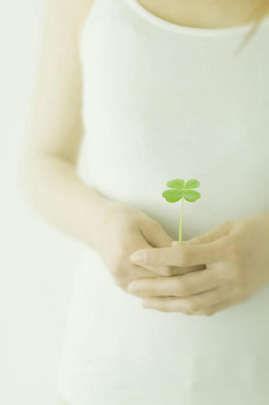 东方人,一个人,站,竖图,室内,白天,白色背景,正面,自由,亚洲,仅一个年轻女性,仅一个女性,仅一个人,握,服装,四叶草,拿,拿着,休闲装,黄种人,幸运草,衣服,站着,休闲,休闲服,握着,摄影,服饰,影棚,和平,牛角花,统一,团结,幸运,年轻女性,女人,女性,亚洲人,站立,半身,彩图,影棚拍摄,拍摄