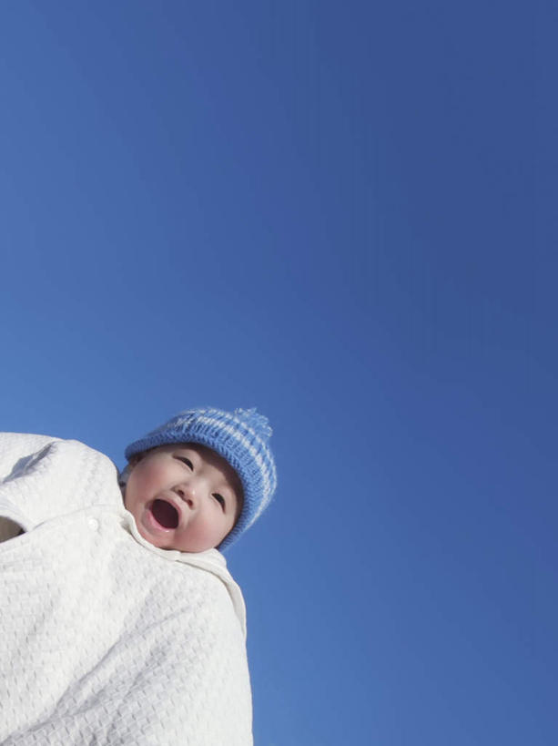 东方人,婴儿,儿童,一个人,竖图,室外,白天,仰视,纯洁,帽子,亚洲,仅一个人,蓝色背景,服装,休闲装,黄种人,小孩,衣服,张嘴,休闲,休闲服,可爱,摄影,服饰,活泼,影棚,宝宝,张大嘴巴,纯真,烂漫,无邪,棉帽,伶俐,天真,亚洲人,孩子,张开嘴,半身,彩图,低角度拍摄,影棚拍摄,拍摄