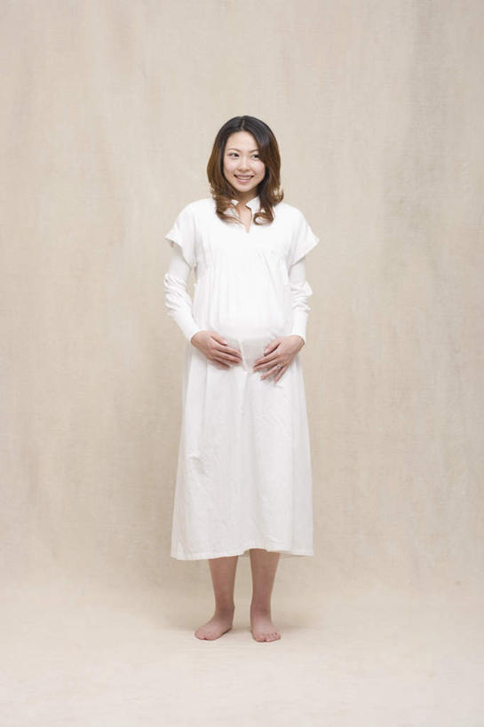 东方人,孕妇,腿部,脚,脚趾,脚趾甲,腿,一个人,站,笑,摸,微笑,露齿笑,竖图,室内,白天,正面,亚洲,仅一个年轻女性,仅一个女性,仅一个人,抚摸,米色背景,服装,注视,黄种人,光脚,衣服,白色,观察,看,站着,赤脚,怀孕,摄影,服饰,影棚,观看,察看,待产,孕妇装,关注,妊娠,准妈妈,孕妇裙,年轻女性,女人,女性,亚洲人,脚指甲,产妇,触摸,接触,站立,彩图,全身,影棚拍摄,拍摄