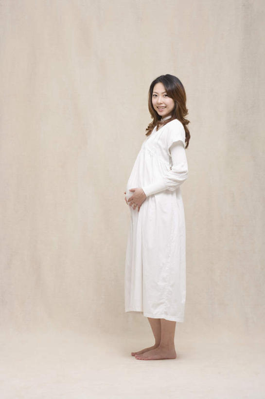 东方人,孕妇,腿部,脚,脚趾,脚趾甲,腿,一个人,站,笑,摸,微笑,露齿笑,竖图,室内,白天,侧面,亚洲,仅一个年轻女性,仅一个女性,仅一个人,抚摸,米色背景,服装,注视,黄种人,光脚,衣服,白色,观察,看,站着,赤脚,怀孕,摄影,服饰,影棚,观看,察看,待产,孕妇装,关注,妊娠,准妈妈,孕妇裙,年轻女性,女人,女性,亚洲人,脚指甲,产妇,触摸,接触,站立,彩图,全身,影棚拍摄,拍摄