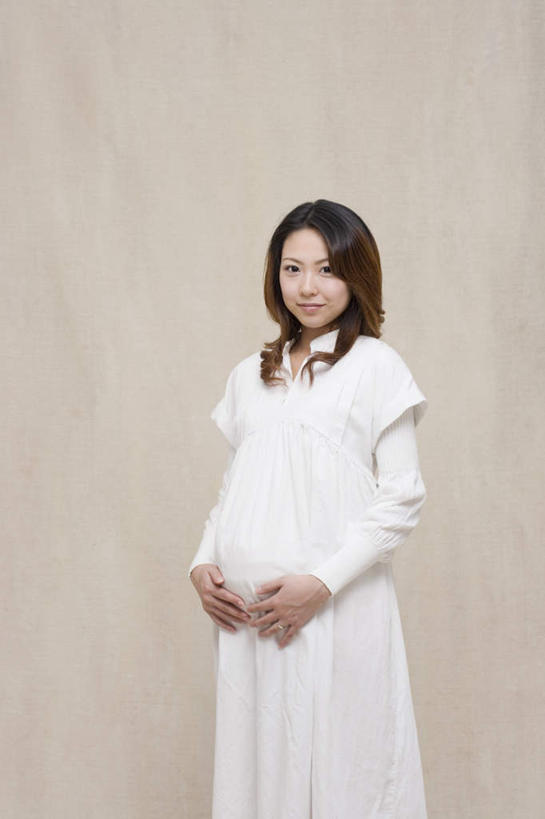 东方人,孕妇,一个人,站,笑,摸,微笑,竖图,室内,白天,正面,亚洲,仅一个年轻女性,仅一个女性,仅一个人,抚摸,米色背景,服装,注视,黄种人,衣服,白色,观察,看,站着,怀孕,摄影,服饰,影棚,观看,察看,待产,孕妇装,关注,妊娠,准妈妈,孕妇裙,年轻女性,女人,女性,亚洲人,产妇,触摸,接触,站立,半身,彩图,影棚拍摄,拍摄