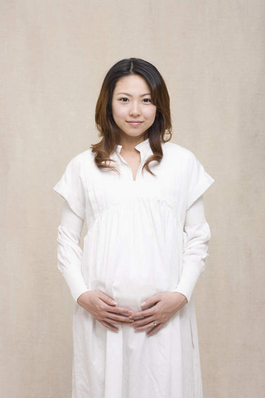 东方人,孕妇,一个人,站,笑,摸,微笑,露齿笑,竖图,室内,白天,正面,亚洲,仅一个年轻女性,仅一个女性,仅一个人,抚摸,米色背景,服装,注视,黄种人,衣服,白色,观察,看,站着,怀孕,摄影,服饰,影棚,观看,察看,待产,孕妇装,关注,妊娠,准妈妈,孕妇裙,年轻女性,女人,女性,亚洲人,产妇,触摸,接触,站立,半身,彩图,影棚拍摄,拍摄