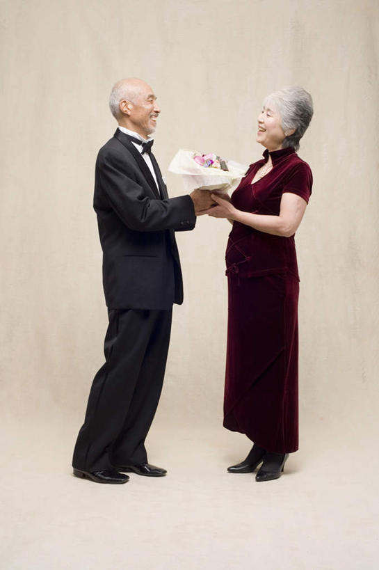 东方人,两个人,夫妻,站,举,笑,微笑,露齿笑,竖图,室内,白天,侧面,晚礼服,爱情,亚洲,握,米色背景,盛开,浪漫,拿,花蕾,拿着,注视,黄种人,相视,花,花瓣,花朵,鲜花,花苞,花蕊,观察,看,托,站着,一束,面对面,恩爱,握着,恋人,摄影,影棚,观看,对视,察看,关注,相对,相看,老年男性,老年女性,男人,男性,女人,女性,亚洲人,夫妇,情侣,举起,举手,举着,向上举,向上伸,向上托,站立,彩图,全身,影棚拍摄,晚宴服,舞会服,洋服,洋装,夜礼服,拍摄,伴侣