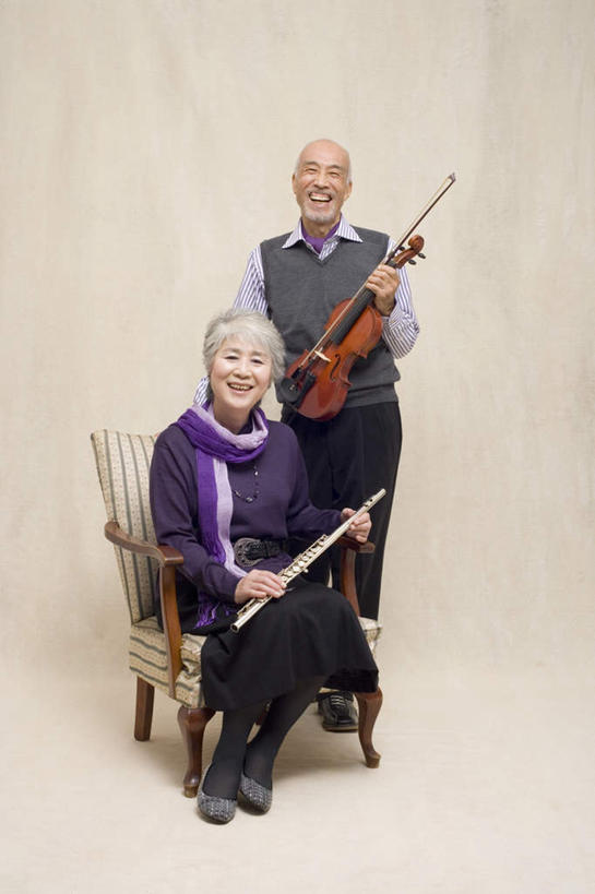 东方人,两个人,夫妻,站,坐,笑,微笑,露齿笑,竖图,室内,白天,正面,爱情,亚洲,握,米色背景,服装,单簧管,管乐器,乐器,弦乐器,小提琴,浪漫,拿,拿着,注视,休闲装,黄种人,衣服,观察,看,站着,休闲,休闲服,恩爱,握着,恋人,摄影,服饰,影棚,观看,察看,关注,弓拉弦乐器,弓拉弦鸣乐器,老年男性,老年女性,男人,男性,女人,女性,亚洲人,夫妇,情侣,站立,坐着,彩图,全身,影棚拍摄,拍摄,伴侣