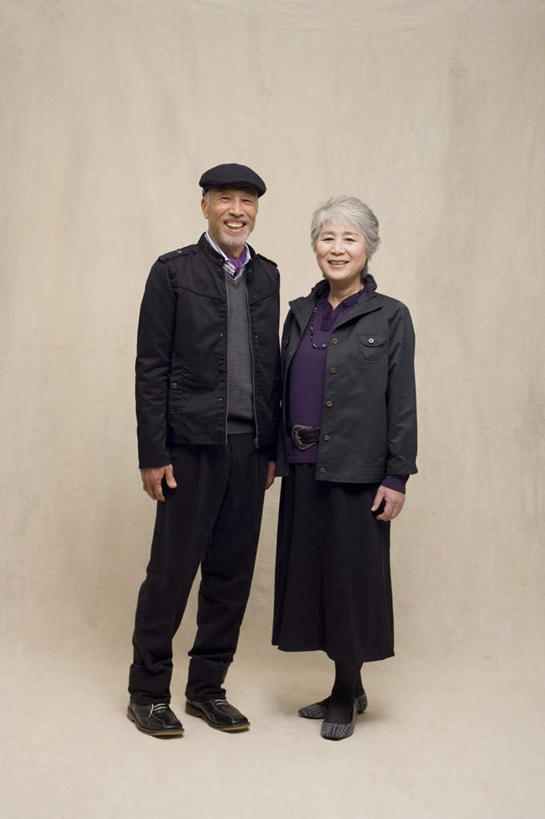 东方人,两个人,夫妻,站,笑,微笑,露齿笑,竖图,室内,白天,正面,爱情,帽子,亚洲,米色背景,装饰,浪漫,注视,礼帽,黄种人,围巾,观察,看,站着,温暖,恩爱,恋人,摄影,影棚,围脖,观看,保暖,华丽,点缀,察看,御寒,关注,衬托,美观,雅致,雅观,老年男性,老年女性,男人,男性,女人,女性,亚洲人,夫妇,情侣,站立,彩图,全身,影棚拍摄,拍摄,伴侣