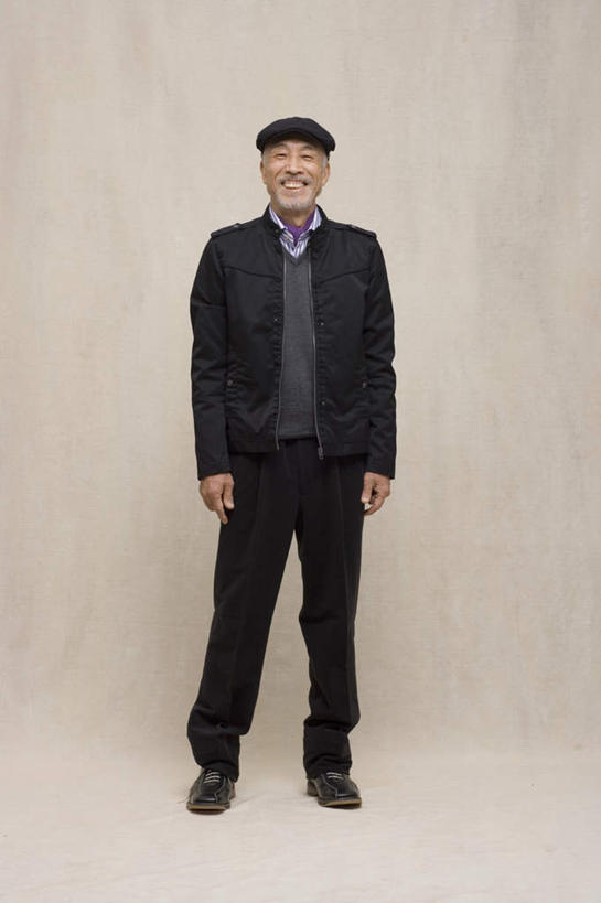 东方人,一个人,站,笑,微笑,露齿笑,竖图,室内,白天,正面,帽子,亚洲,仅一个男性,仅一个人,米色背景,服装,注视,休闲装,礼帽,黄种人,衣服,观察,看,站着,仅一个老年男性,休闲,休闲服,摄影,服饰,影棚,观看,察看,关注,老年男性,男人,男性,亚洲人,站立,彩图,全身,影棚拍摄,拍摄