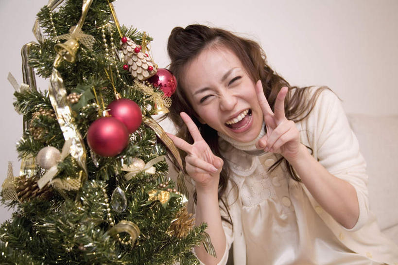 东方人,脸,头,脸颊,手,一个人,客厅,站,举,笑,微笑,露齿笑,横图,室内,特写,白天,正面,快乐,兴奋,骄傲,成功,胜利,植物,圣诞节,亚洲,双手,仅一个年轻女性,仅一个女性,仅一个人,服装,节日,朦胧,模糊,庆祝,装饰,挂饰,墙,圣诞树,圣诞球,注视,休闲装,黄种人,文化,肩膀,墙壁,墙面,球,树,树木,衣服,绿色,白色,自然,观察,看,手势,托,站着,庆典,休闲,球体,手部,休闲服,自信,服饰,生长,成长,观看,纪念,华丽,修饰,点缀,察看,起居室,关注,衬托,美观,雅致,雅观,客堂,年轻女性,女人,女性,亚洲人,头部,脸部,脸蛋,面部,举起,举手,举着,向上举,向上伸,向上托,站立,半身,彩图,欢乐,开心