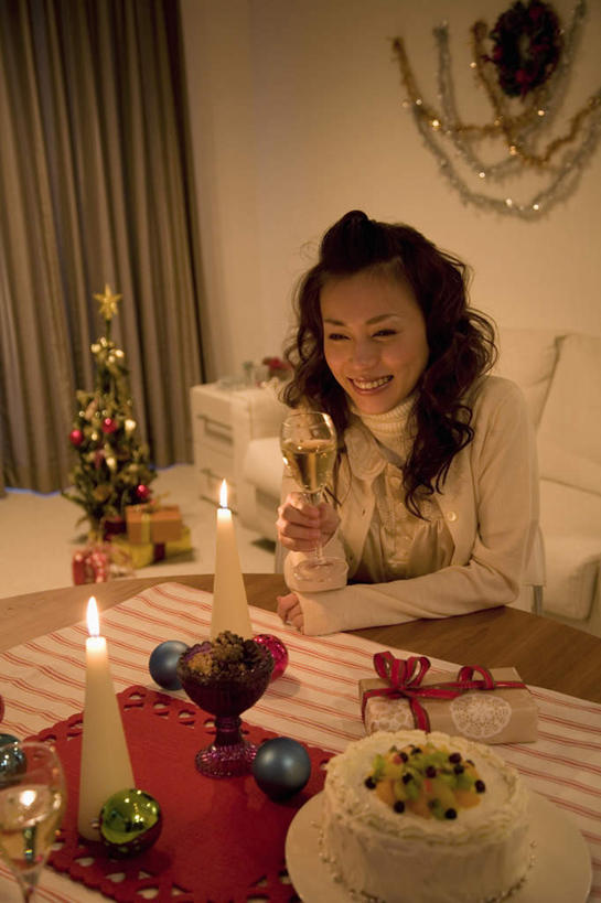 点心,葡萄酒,东方人,一个人,客厅,坐,举,笑,微笑,露齿笑,竖图,室内,白天,正面,奢侈,下午茶,快乐,沙发,杯子,蜡烛,圣诞节,亚洲,仅一个年轻女性,仅一个女性,仅一个人,撑,握,服装,节日,庆祝,装饰,高脚杯,挂饰,火焰,烛光,墙,星星,食品,圣诞树,浪漫,燃烧,拿,拿着,注视,休闲装,黄种人,文化,墙壁,墙面,玻璃制品,酒,球,食物,糕点,饮料,一个,衣服,白色,酒杯,香槟,点燃,观察,看,托,庆典,休闲,星形,休闲服,诱惑,握着,服饰,单个,观看,纪念,华丽,修饰,点缀,察看,起居室,撑着,关注,五角形,布艺沙发,香槟杯,衬托,美观,雅致,雅观,气泡酒,起泡酒,汽酒,客堂,年轻女性,女人,女性,亚洲人,玻璃杯,五角星,举起,举手,举着,向上举,向上伸,向上托,坐着,半身,彩图,高兴,欢笑,蛋糕