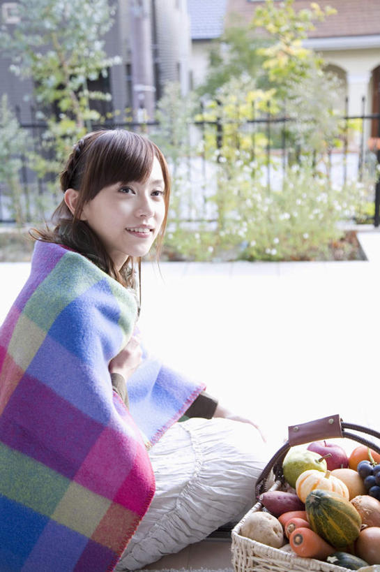 东方人,一个人,栏杆,坐,笑,交叉,微笑,露齿笑,竖图,室外,白天,侧面,植物,竹子,苹果,葡萄,萝卜,胡萝卜,黄瓜,南瓜,蔬菜,土豆,水果,纺织品,亚洲,仅一个年轻女性,仅一个女性,仅一个人,一堆,许多,堆叠,堆积,竹制,服装,朦胧,模糊,新鲜,编织,格纹,篮子,毛毯,毯子,围栏,金瓜,生食,食品,果实,西葫芦,扭头,注视,休闲装,黄种人,护栏,番瓜,树,树木,食物,纺织,一个,衣服,绿色,自然,竹篮,观察,看,转头,休闲,温暖,休闲服,白瓜,服饰,藤编,有机食品,绿色食品,生长,单个,成长,观看,竹条,堆,麦瓜,倭瓜,交织,察看,竹制品,御寒,关注,馍馍蛋,茭瓜,穿插,年轻女性,女人,女性,亚洲人,山葫芦,蒲桃,草龙珠,洋芋,山药蛋,青瓜,马铃薯,胡瓜,红萝卜,甘荀,坐着,半身,彩图