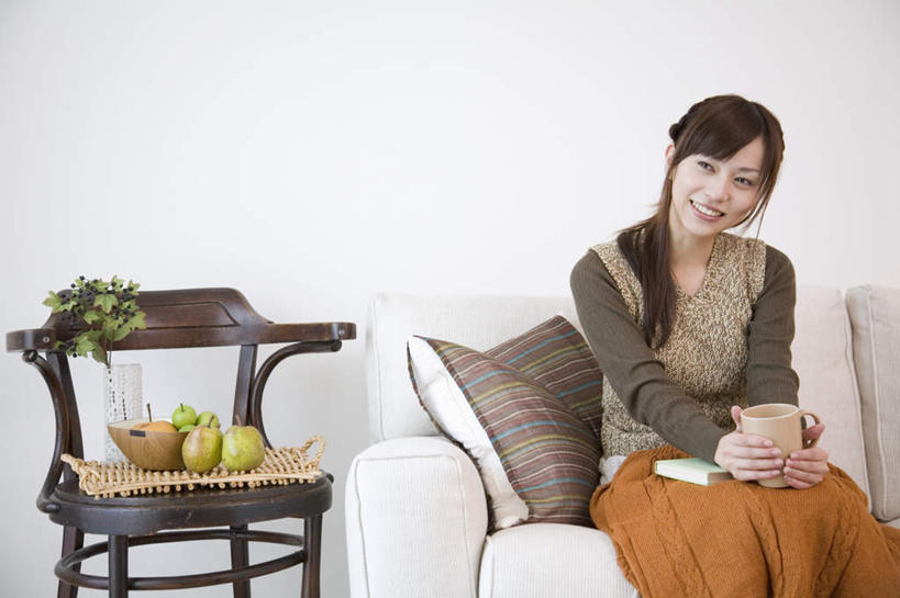 东方人,一个人,客厅,坐,捧,笑,微笑,露齿笑,横图,室内,白天,正面,毛衣,靠垫,沙发,梨,杯子,书籍,水果,椅子,亚洲,仅一个年轻女性,仅一个女性,仅一个人,一本,服装,新鲜,瓷器,木椅,墙,生食,食品,果实,咖啡杯,靠枕,陶瓷制品,注视,休闲装,黄种人,墙壁,墙面,食物,三个,一个,衣服,垫子,枕头,观察,看,休闲,休闲服,香梨,服饰,有机食品,绿色食品,单个,观看,察看,起居室,关注,瓷杯,布艺沙发,年轻女性,女人,女性,亚洲人,书,图书,生梨,端,端着,捧着,手捧,坐着,半身,彩图,绒衣,套衫,套头毛衣,线衣