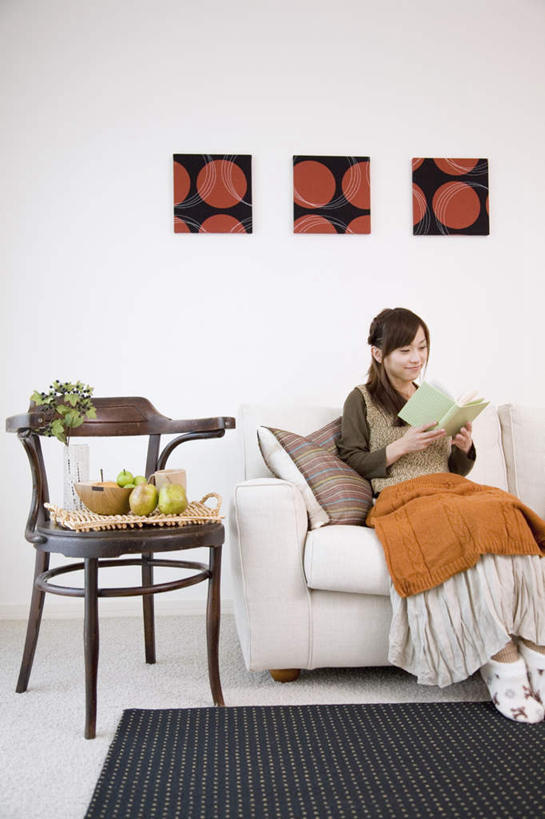 东方人,一个人,客厅,笑,微笑,竖图,室内,白天,正面,毛衣,沙发,梨,杯子,书籍,水果,亚洲,仅一个年轻女性,仅一个女性,仅一个人,一排,握,服装,新鲜,整齐,装饰,瓷器,生食,食品,果实,咖啡杯,陶瓷制品,拿,拿着,休闲装,黄种人,食物,排列,三个,衣服,休闲,休闲服,香梨,握着,服饰,有机食品,绿色食品,华丽,修饰,点缀,起居室,队列,瓷杯,布艺沙发,衬托,美观,雅致,雅观,年轻女性,女人,女性,亚洲人,书,图书,装饰画,生梨,彩图,全身,绒衣,套衫,套头毛衣,线衣