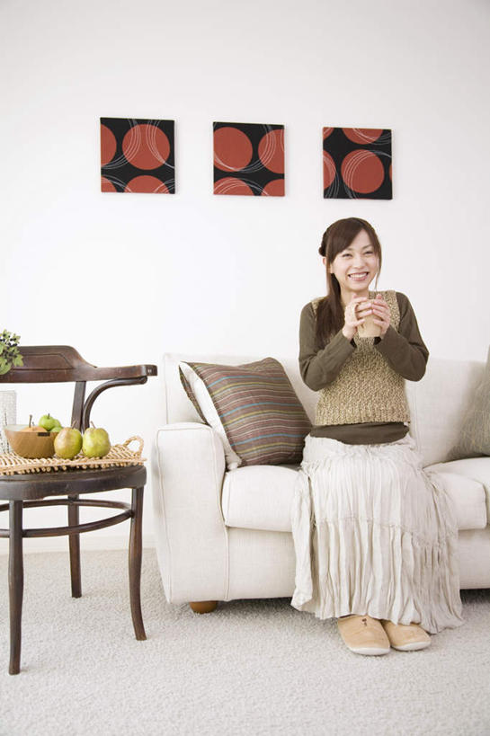 东方人,一个人,客厅,坐,捧,笑,微笑,露齿笑,竖图,室内,白天,正面,靠垫,沙发,梨,杯子,水果,椅子,亚洲,仅一个年轻女性,仅一个女性,仅一个人,一排,握,服装,新鲜,整齐,装饰,瓷器,木椅,生食,食品,果实,咖啡杯,靠枕,陶瓷制品,拿,拿着,注视,休闲装,黄种人,食物,排列,三个,衣服,垫子,枕头,观察,看,休闲,休闲服,香梨,握着,服饰,有机食品,绿色食品,观看,华丽,修饰,点缀,察看,起居室,队列,关注,瓷杯,布艺沙发,衬托,美观,雅致,雅观,年轻女性,女人,女性,亚洲人,装饰画,生梨,端,端着,捧着,手捧,坐着,彩图,全身