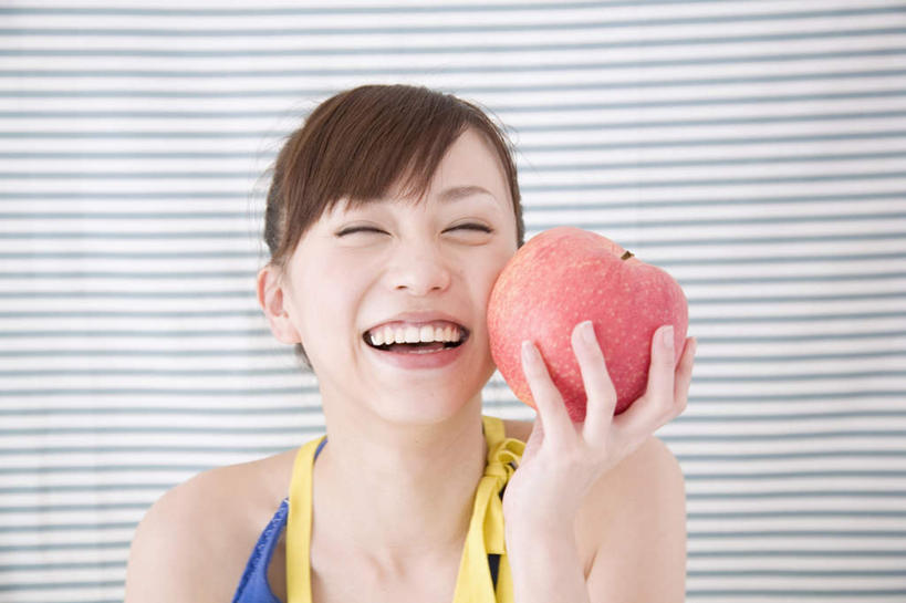 东方人,脸,头,脸颊,手,一个人,站,举,笑,微笑,露齿笑,横图,室内,特写,白天,正面,苹果,水果,亚洲,仅一个年轻女性,仅一个女性,仅一个人,条纹,服装,新鲜,生食,食品,果实,注视,休闲装,黄种人,肩膀,食物,一个,衣服,红色,观察,看,托,站着,休闲,手部,休闲服,摄影,服饰,有机食品,绿色食品,影棚,单个,观看,单手,察看,关注,年轻女性,女人,女性,亚洲人,头部,脸部,脸蛋,面部,举起,举手,举着,向上举,向上伸,向上托,站立,半身,彩图,影棚拍摄,拍摄