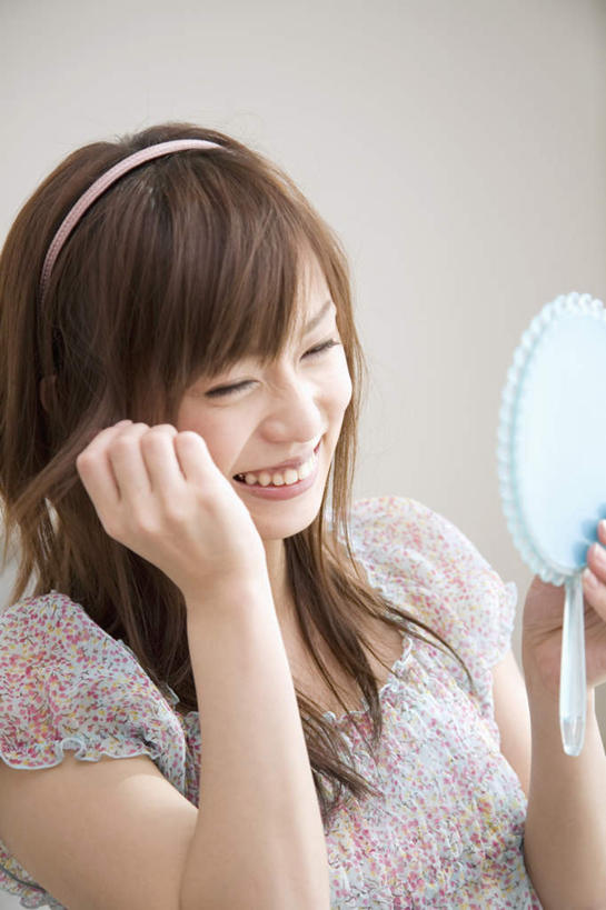 东方人,脸,头,脸颊,手,一个人,站,举,笑,微笑,露齿笑,竖图,室内,特写,白天,正面,化妆,美容,镜子,亚洲,双手,仅一个年轻女性,仅一个女性,仅一个人,握,服装,装饰,反射,拿,拿着,注视,休闲装,黄种人,肩膀,一个,衣服,蓝色,发箍,发饰,饰品,观察,看,托,站着,休闲,手部,休闲服,握着,服饰,单个,头箍,观看,华丽,修饰,点缀,镜像,察看,梳妆镜,镜面,关注,光学,衬托,美观,雅致,雅观,年轻女性,女人,女性,亚洲人,头部,脸部,脸蛋,面部,举起,举手,举着,向上举,向上伸,向上托,站立,半身,彩图