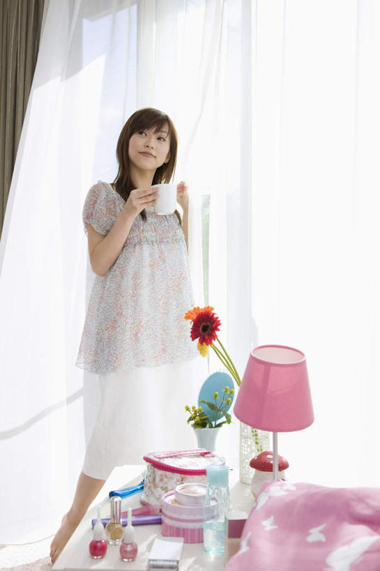 东方人,一个人,站,举,笑,微笑,竖图,室内,白天,正面,窗帘,靠垫,台灯,照明,亚洲,仅一个年轻女性,仅一个女性,仅一个人,一排,握,阴影,服装,整齐,装饰,盛开,光线,影子,灯光,非洲菊,靠枕,拿,花蕾,拿着,注视,休闲装,黄种人,灯,花,花瓣,花朵,鲜花,排列,衣服,红色,帘子,化妆品,灯具,垫子,枕头,花苞,花蕊,观察,看,托,站着,休闲,休闲服,橙色,遮阳,化妆瓶,菊花,握着,服饰,观看,华丽,修饰,照亮,点缀,察看,照明设备,队列,关注,扶郎花,灯盏花,千日菊,衬托,美观,雅致,雅观,年轻女性,女人,女性,亚洲人,举起,举手,举着,向上举,向上伸,向上托,站立,半身,彩图