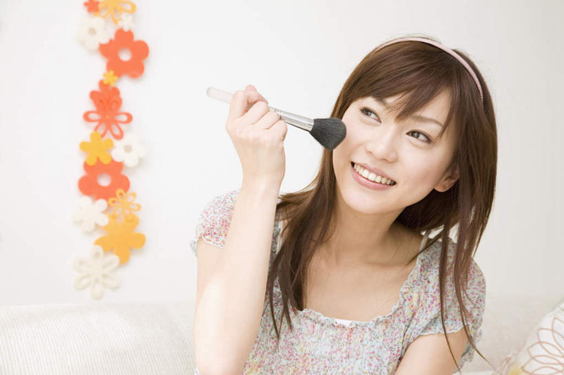 东方人,一个人,站,举,笑,微笑,露齿笑,横图,室内,白天,正面,化妆,美容,亚洲,仅一个年轻女性,仅一个女性,仅一个人,护肤,握,服装,装饰,挂饰,墙,拿,拿着,注视,休闲装,黄种人,墙壁,墙面,衣服,发箍,发饰,化妆刷,饰品,刷子,观察,看,托,站着,保养,享受,休闲,休闲服,放松,握着,保健,服饰,头箍,观看,华丽,修饰,点缀,察看,美容工具,关注,养颜,彩妆刷,化妆工具,蜜粉刷,衬托,美观,雅致,雅观,年轻女性,女人,女性,亚洲人,举起,举手,举着,向上举,向上伸,向上托,站立,半身,彩图