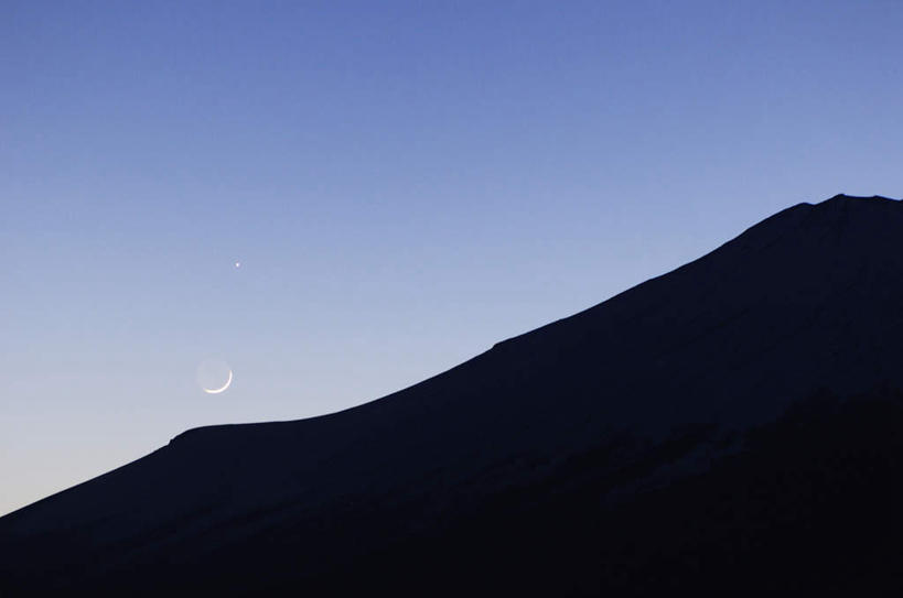 无人,横图,室外,夜晚,仰视,旅游,度假,火山,美景,山,山脉,富士山,静冈县,日本,亚洲,景观,山峰,月亮,山峦,月光,背光,娱乐,蓝色,蓝天,天空,自然,群山,天,享受,休闲,景色,放松,明亮,自然风光,逆光,东亚,本州,本州岛,日本国,中部地方,静冈,山梨,山梨县,皎洁,活火山,死火山,休眠火山,彩图,低角度拍摄,一轮