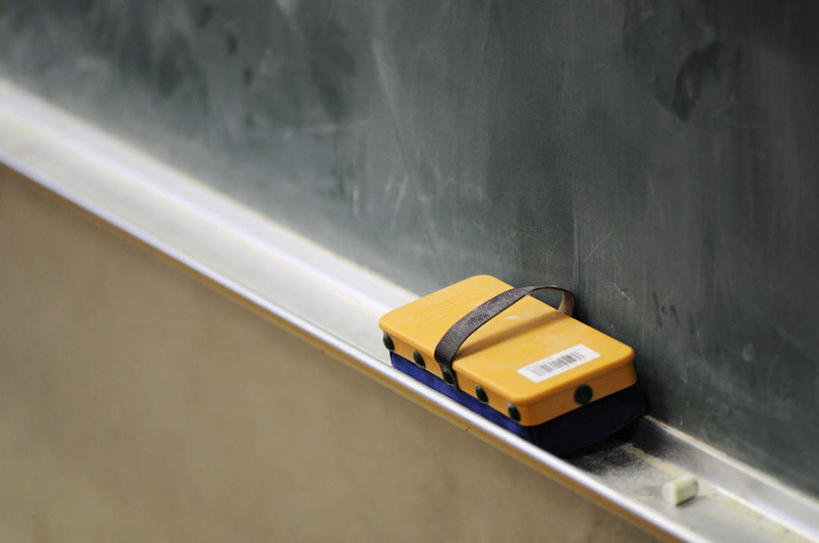 无人,学校,横图,俯视,室内,特写,白天,静物,朦胧,模糊,笔,粉末,办公用品,校园,文具,粉笔,黑板擦,学习用品,黑板,教室,粉,文具用品,一支,粉状,粉剂,彩图,高角度拍摄