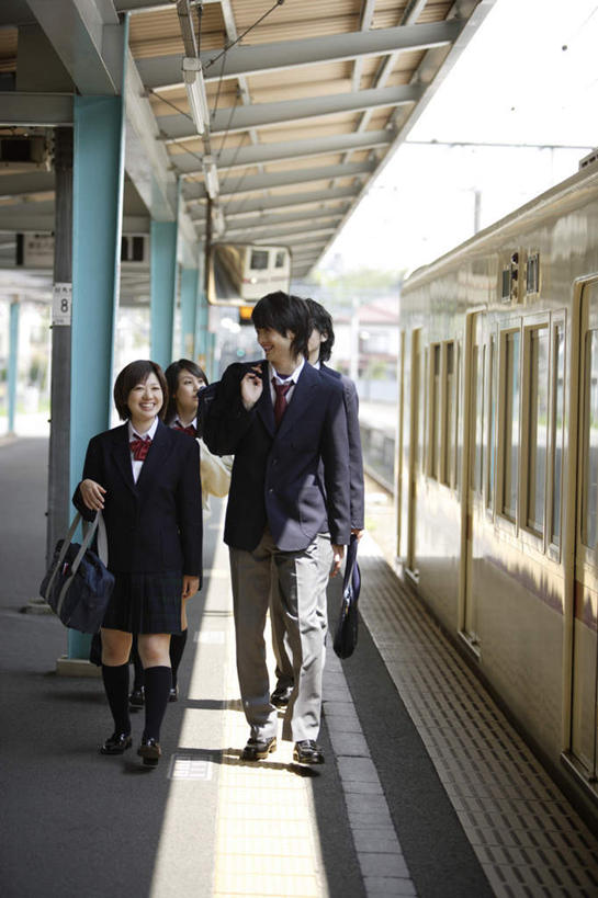 四个人,伙伴,朋友,走,笑,说,微笑,露齿笑,竖图,室外,白天,正面,爱情,讨论,友谊,地铁,车站,阴影,服装,朦胧,模糊,光线,包,书包,影子,轨道交通,浪漫,注视,休闲装,衣服,阳光,背包,观察,看,休闲,温暖,温馨,同学,休闲服,恩爱,恋人,服饰,观看,单肩包,和睦,察看,校友,关注,同窗,学友,交流,友情,男人,男性,年轻男性,年轻女性,女人,女性,情侣,步行,沟通,讲话,交谈,散步,商讨,说话,谈话,走路,彩图,全身,地铁机动车,地下铁,轻轨,伴侣,融洽