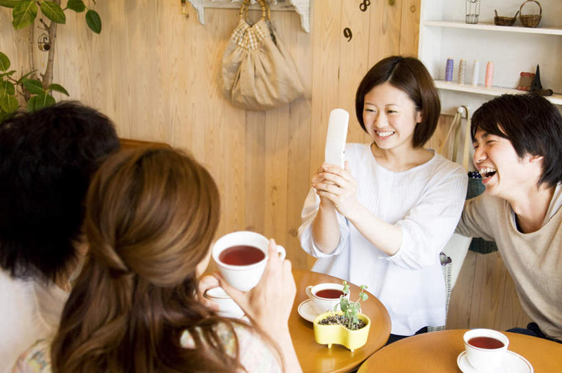 东方人,四个人,餐厅,坐,笑,打电话,微笑,露齿笑,横图,俯视,室内,白天,爱情,购物,幸福,消费,植物,茶,杯子,餐具,袋子,电话,手机,亚洲,敲打,握,服装,朦胧,模糊,包装袋,碟子,盘,盆栽,手提袋,墙,红茶,茶叶,购物袋,盆景,浪漫,拿,拿着,注视,休闲装,黄种人,娱乐,输入,通讯设备,墙壁,墙面,衣服,绿色,自然,盘子,水杯,碟,打字,观察,看,享受,休闲,温暖,温馨,休闲服,恩爱,放松,乐趣,握着,金融,恋人,服饰,生长,成长,观看,点击,敲击,和睦,察看,提神,舒适,购买,关注,醒脑,贸易,交流,按键,男人,男性,年轻男性,年轻女性,女人,女性,亚洲人,情侣,茶杯,沟通,通话,坐着,半身,彩图,高角度拍摄,餐馆,饭店,饭馆,伴侣,融洽