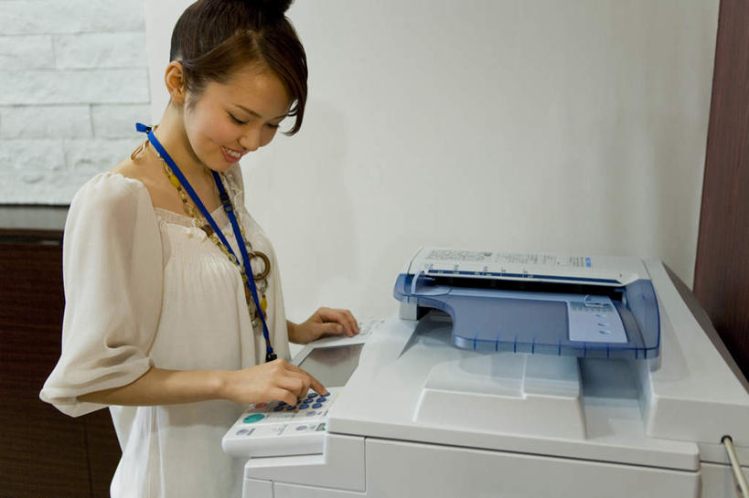 东方人,一个人,商务人士,商务女性,站,笑,微笑,露齿笑,横图,室内,白天,侧面,亚洲,仅一个年轻女性,仅一个女性,仅一个人,敲打,套装,朦胧,模糊,办公用品,注视,黄种人,输入,标识,吊牌,一个,胸牌,打字,观察,看,站着,复印机,单个,观看,点击,扫描,敲击,办公设备,复印,察看,徽章,关注,商务装,身份,工薪阶层,胸章,胸卡,编号牌,雕刻牌,工号牌,胸号牌,胸徽,按键,年轻女性,女人,女性,亚洲人,白领,上班族,站立,半身,彩图,打印