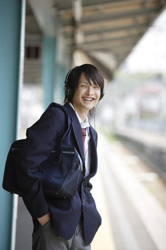 东方人,一个人,火车站,站,笑,微笑,露齿笑,竖图,室外,白天,正面,制服,快乐,满意,幸福,车站,亚洲,仅一个男性,仅一个人,服装,朦胧,模糊,音响,音乐,注视,休闲装,黄种人,娱乐,仅一个年轻男性,衣服,耳机,观察,看,站着,享受,休闲,校服,休闲服,放松,服饰,观看,察看,舒适,享乐,关注,学生服,双手抄兜,双手放兜,男人,男性,年轻男性,亚洲人,插兜,两手抄兜,两手放兜,手插兜,手放口袋,站立,半身,彩图,手抄兜