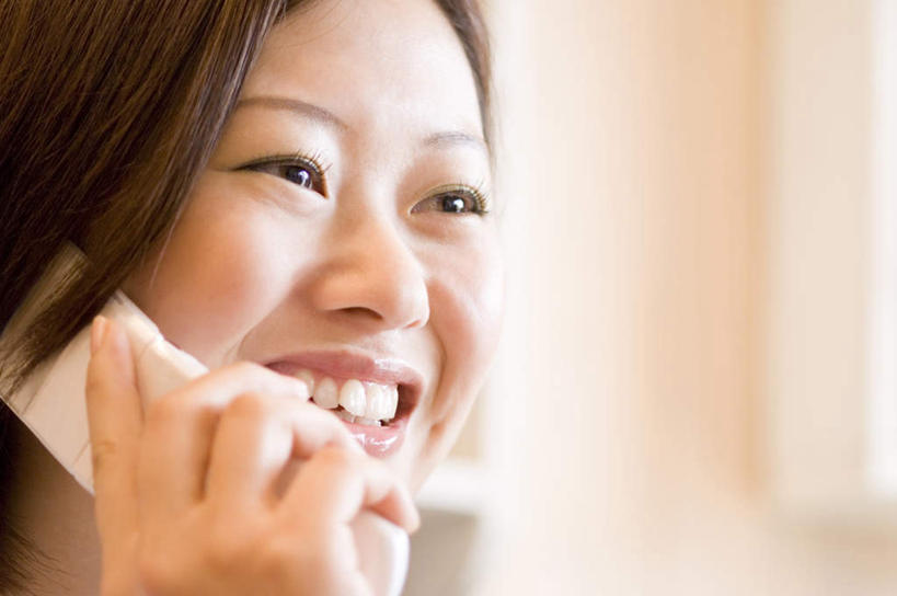 东方人,脸,头,脸颊,手,一个人,站,举,笑,打电话,微笑,露齿笑,横图,室内,特写,白天,正面,电话,手机,亚洲,仅一个年轻女性,仅一个女性,仅一个人,握,服装,朦胧,模糊,拿,拿着,注视,休闲装,黄种人,通讯设备,肩膀,衣服,观察,看,托,站着,休闲,手部,休闲服,握着,服饰,观看,单手,察看,关注,交流,年轻女性,女人,女性,亚洲人,头部,脸部,脸蛋,面部,沟通,举起,举手,举着,通话,向上举,向上伸,向上托,站立,半身,彩图