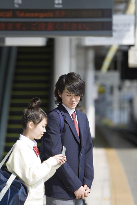 东方人,两个人,伙伴,朋友,学生,站,笑,说,打电话,微笑,露齿笑,竖图,室外,白天,正面,讨论,友谊,指示牌,电话,手机,亚洲,敲打,握,阴影,服装,朦胧,模糊,光线,日文,标志,文字,影子,字符,电动扶梯,自动扶梯,运输工具,警告,拿,拿着,注视,休闲装,黄种人,输入,通讯设备,标识,衣服,阳光,打字,观察,看,站着,休闲,同学,休闲服,警示,握着,服饰,观看,点击,禁止,敲击,提醒,察看,校友,关注,提示,限制,日语,同窗,学友,交流,危险,友情,按键,男人,男性,年轻男性,年轻女性,女人,女性,亚洲人,沟通,讲话,交谈,商讨,说话,谈话,通话,站立,半身,彩图,扶手电梯,运输带,自动行人电梯,电扶梯