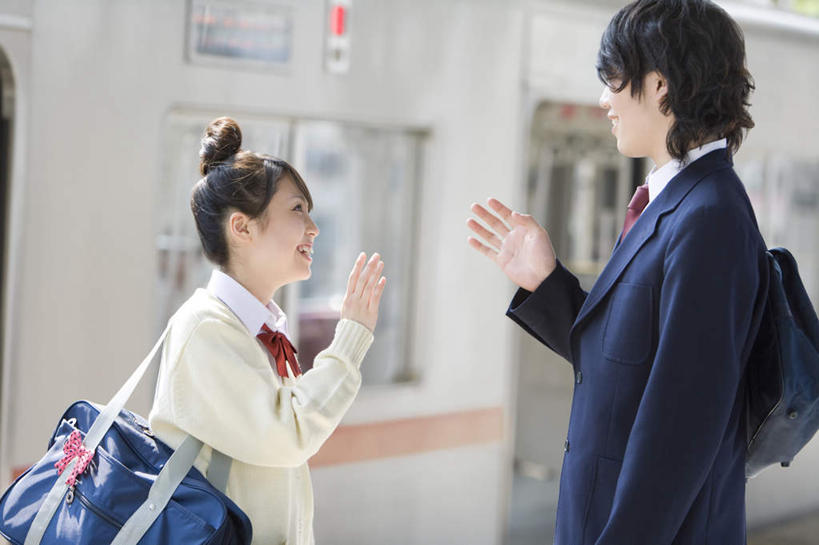 东方人,两个人,伙伴,朋友,站,举,笑,说,微笑,露齿笑,横图,室外,白天,侧面,制服,讨论,友谊,地铁,车站,亚洲,服装,朦胧,模糊,轨道交通,挥手,注视,休闲装,黄种人,再见,相视,衣服,观察,看,手势,托,站着,休闲,同学,面对面,校服,休闲服,服饰,告别,观看,对视,察看,校友,关注,相对,摆动,离别,学生服,相看,同窗,学友,辞行,交流,友情,男人,男性,年轻男性,年轻女性,女人,女性,亚洲人,沟通,讲话,交谈,举起,举手,举着,商讨,说话,谈话,向上举,向上伸,向上托,站立,半身,彩图,地铁机动车,地下铁,轻轨