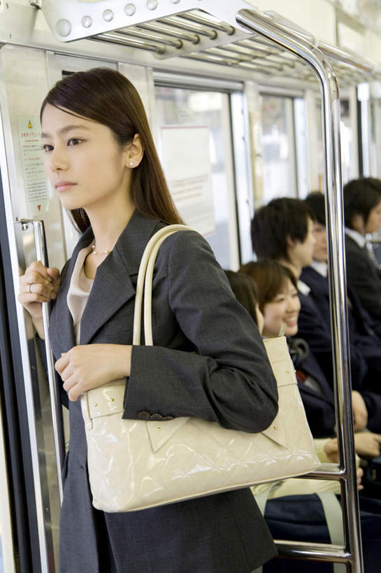 东方人,伙伴,朋友,商务人士,商务女性,站,竖图,室内,白天,正面,制服,友谊,地铁,亚洲,握,套装,服装,朦胧,模糊,包,皮包,轨道交通,许多人,拿,拿着,注视,黄种人,观察,看,站着,一群人,同学,校服,握着,观看,单肩包,察看,校友,关注,商务装,工薪阶层,学生服,同窗,学友,友情,男人,男性,年轻男性,年轻女性,女人,女性,亚洲人,白领,上班族,站立,半身,彩图,地铁机动车,地下铁,轻轨