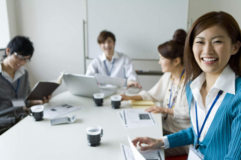 东方人,四个人,同事,商务人士,商务男性,商务女性,办公室,坐,笑,说,微笑,露齿笑,横图,室内,白天,正面,衬衫,讨论,成功,合作,团队,集体,信心,计算器,家具,桌子,杯子,亚洲,套装,朦胧,模糊,计算,科学,材料,瓷器,档案,文件,眼镜,办公桌,办公用品,咖啡杯,陶瓷制品,注视,黄种人,标识,吊牌,队伍,胸牌,资料,观察,看,四个,理财,财务,观看,察看,徽章,领导,成就,关注,数学,文档,瓷杯,商务装,身份,合伙,领袖,近视眼镜,工薪阶层,胸章,胸卡,办公家具,编号牌,雕刻牌,工号牌,胸号牌,胸徽,交流,男人,男性,年轻男性,年轻女性,女人,女性,亚洲人,白领,上班族,沟通,讲话,交谈,商讨,说话,谈话,坐着,半身,彩图,衬衣