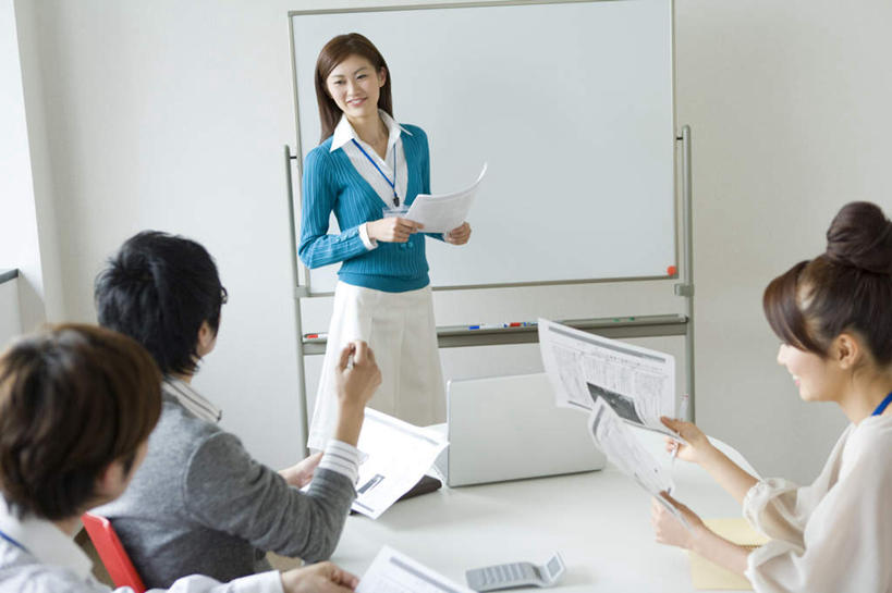 东方人,四个人,同事,商务人士,商务男性,商务女性,办公室,站,坐,笑,说,微笑,露齿笑,横图,室内,白天,正面,衬衫,讨论,成功,合作,团队,集体,信心,计算器,家具,桌子,亚洲,握,套装,朦胧,模糊,计算,科学,笔,办公桌,办公用品,拿,拿着,注视,黄种人,队伍,相视,文具,白板,记号笔,学习用品,观察,看,站着,面对面,握着,理财,财务,观看,对视,文具用品,察看,领导,成就,关注,数学,相对,商务装,记录板,合伙,领袖,工薪阶层,记事板,相看,办公家具,交流,男人,男性,年轻男性,年轻女性,女人,女性,亚洲人,白领,上班族,沟通,讲话,交谈,商讨,说话,谈话,站立,坐着,半身,彩图,衬衣