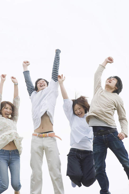 东方人,四个人,伙伴,朋友,跳,举,伸展双臂,竖图,室外,白天,仰视,爱情,友谊,亚洲,服装,朦胧,模糊,浪漫,注视,休闲装,黄种人,衣服,蓝色,蓝天,天空,天,观察,看,托,休闲,温暖,温馨,休闲服,恩爱,恋人,服饰,晴朗,观看,和睦,察看,关注,万里无云,友情,男人,男性,年轻男性,年轻女性,女人,女性,亚洲人,情侣,晴空,晴空万里,敞开双臂,举起,举手,举着,伸开双臂,跳跃,向上举,向上伸,向上托,展开双肩,张开手臂,张开双臂,半身,彩图,低角度拍摄,伴侣,融洽